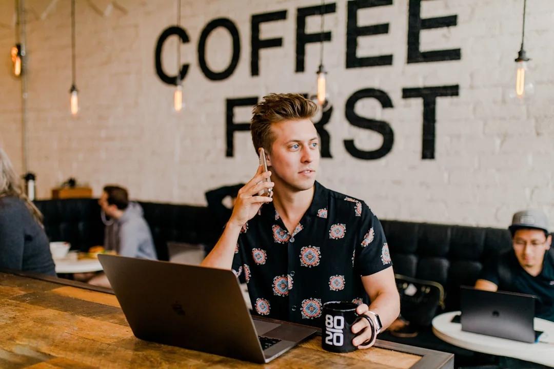 Gros plan sur un document de stratégie marketing posé sur un bureau, idéal pour du contenu professionnel.